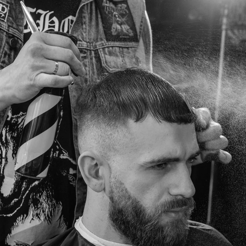 Тот же типаж после: чёткий fade и резкий кант у виска