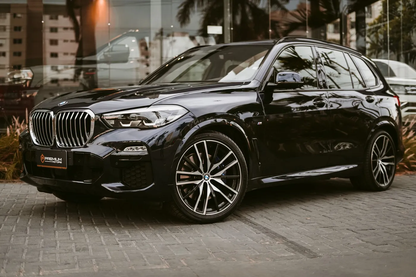 Чёрный кузов BMW после полировки — глубокое зеркальное отражение