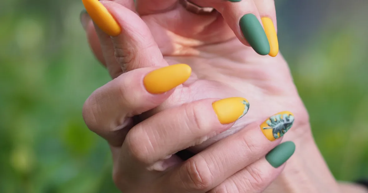 Крупный кадр готового маникюра — матовый nail-art, реальная работа студии ЛУНУЛА