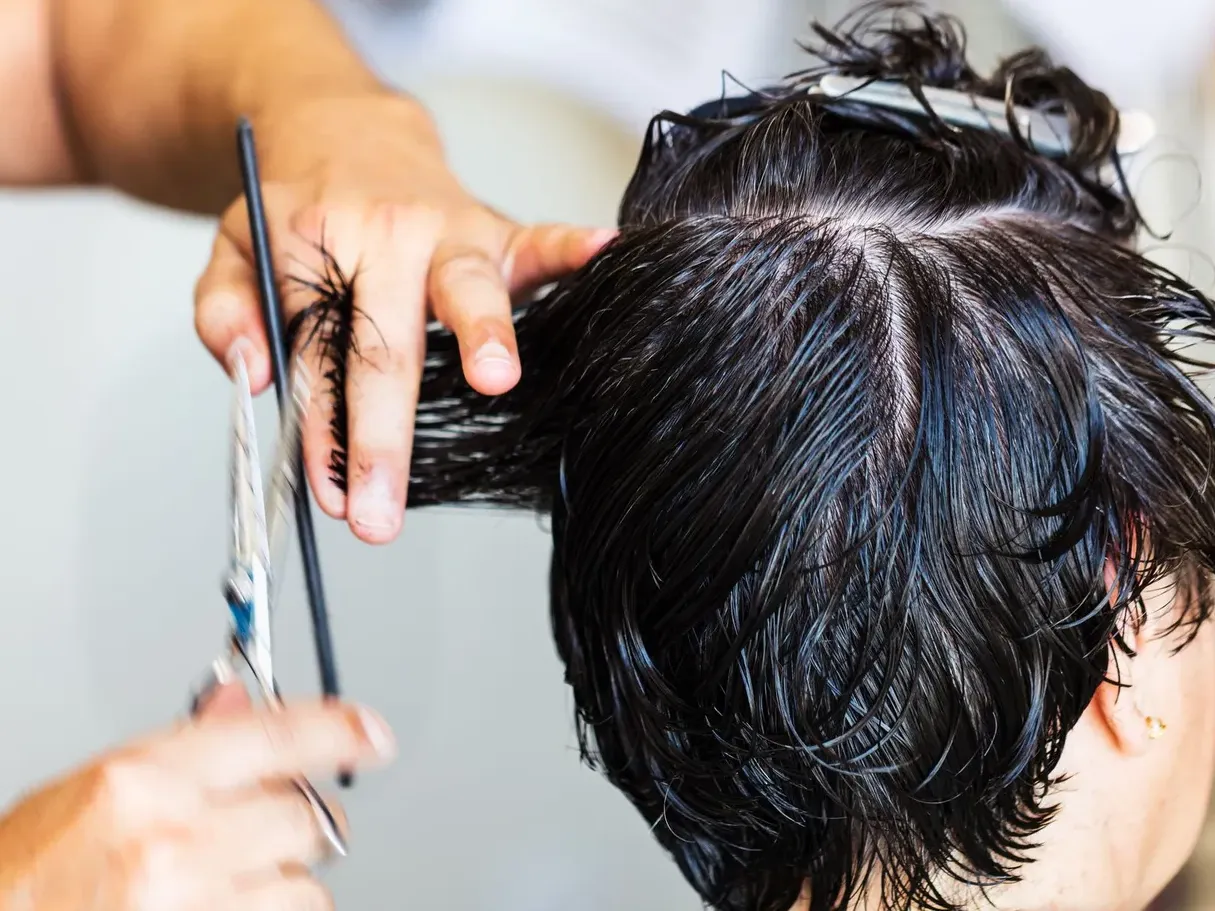 Оформление контура стрижки машинкой крупным планом