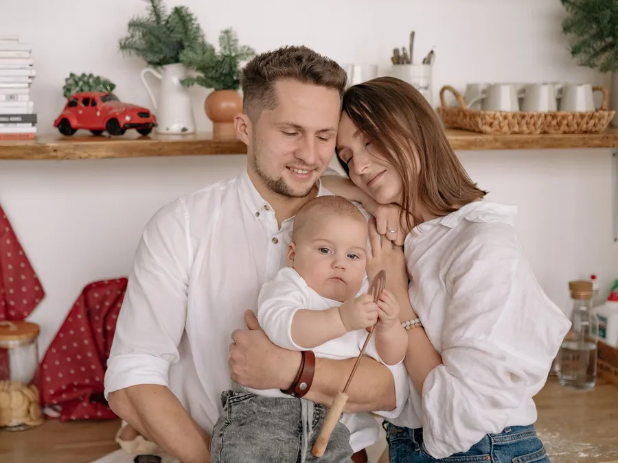 Молодая семья с малышом — ведём детей с рождения