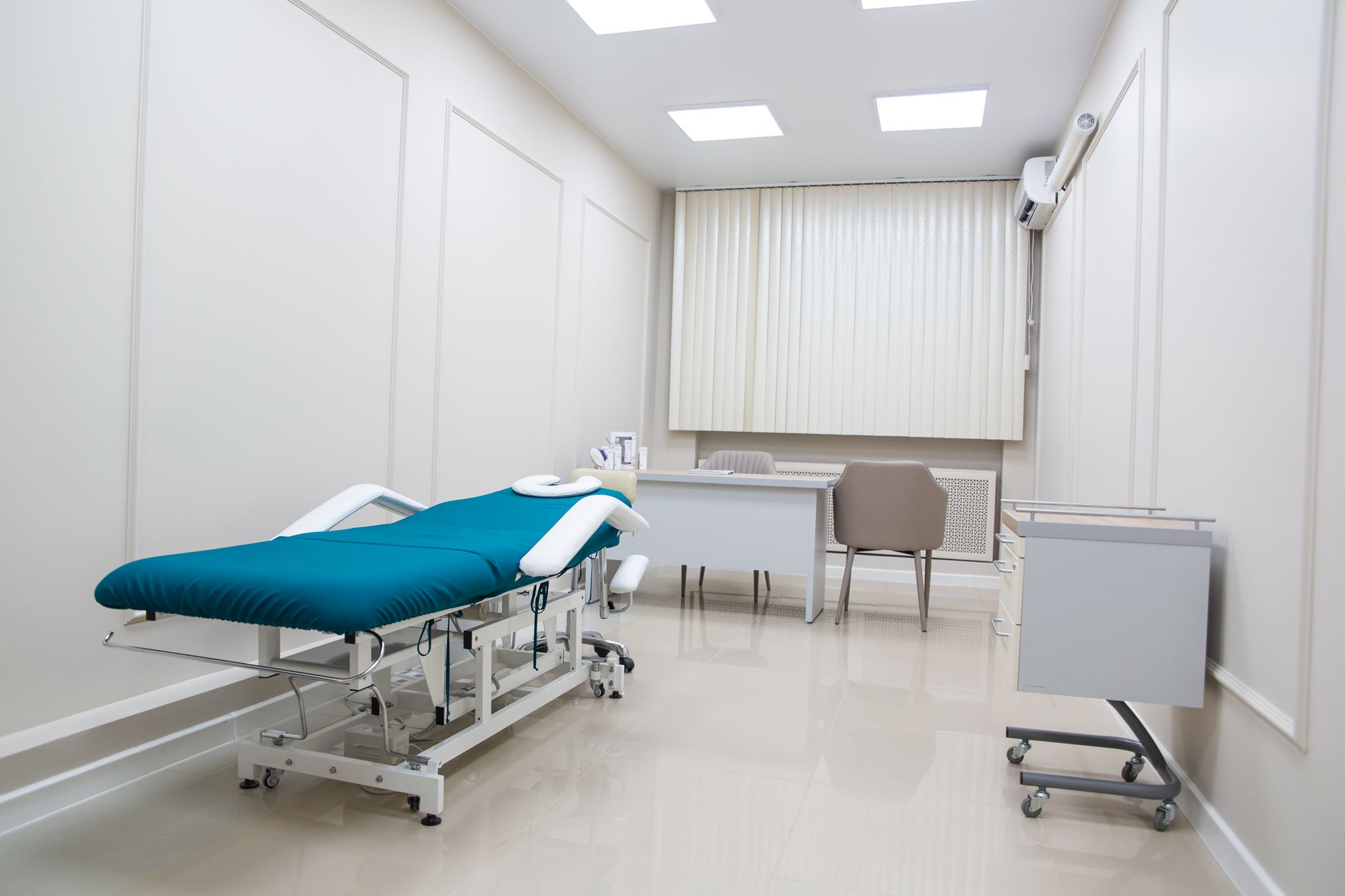 Современный диагностический кабинет с кушеткой и рабочим местом врача