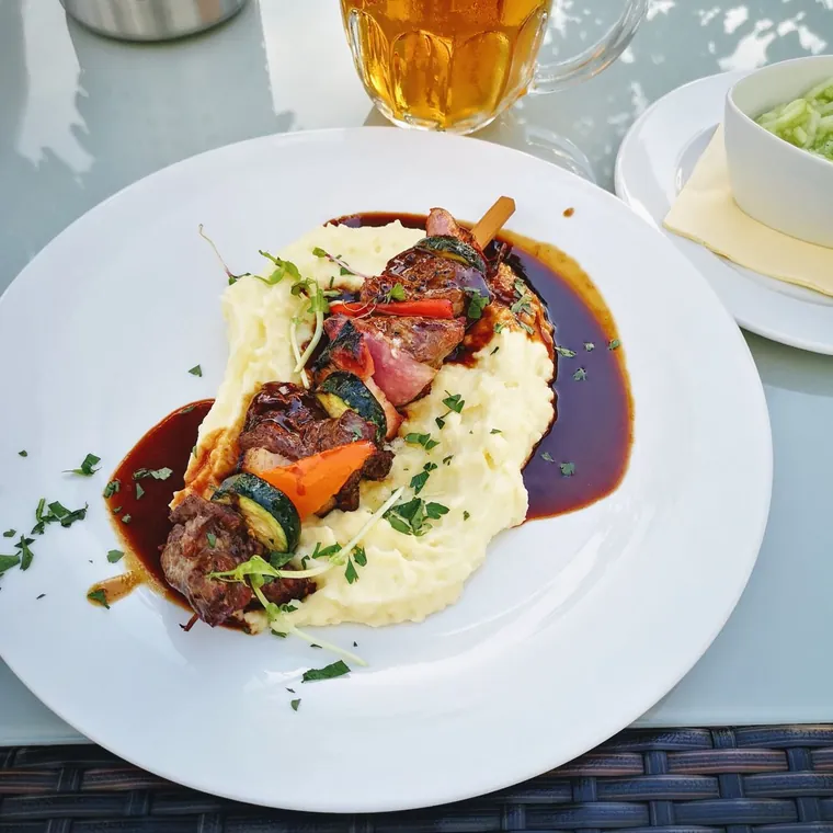 Мясо с картофельным пюре и подливой на тарелке