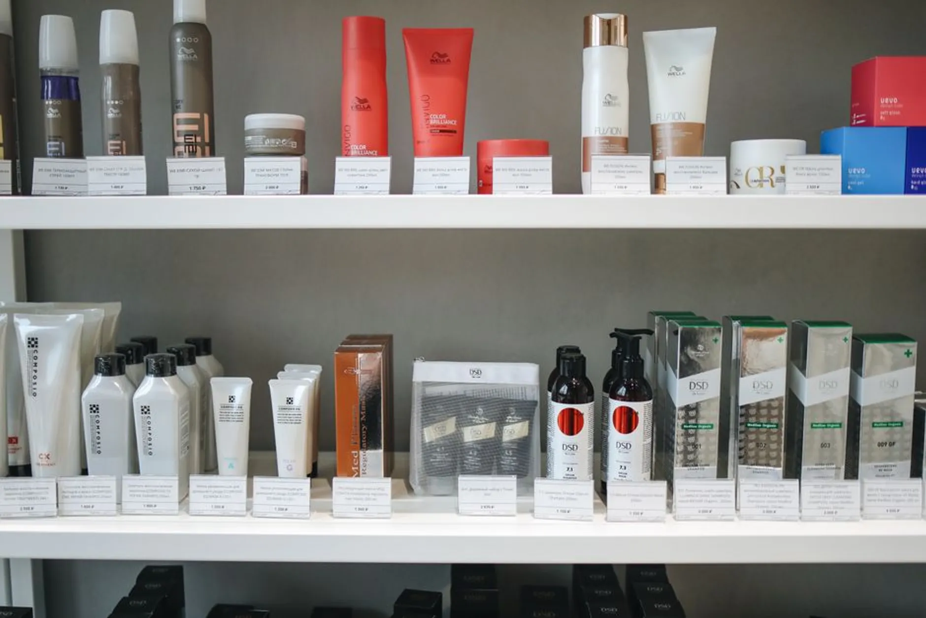Полка с профессиональными красителями Wella и уходовой косметикой студии ТОН