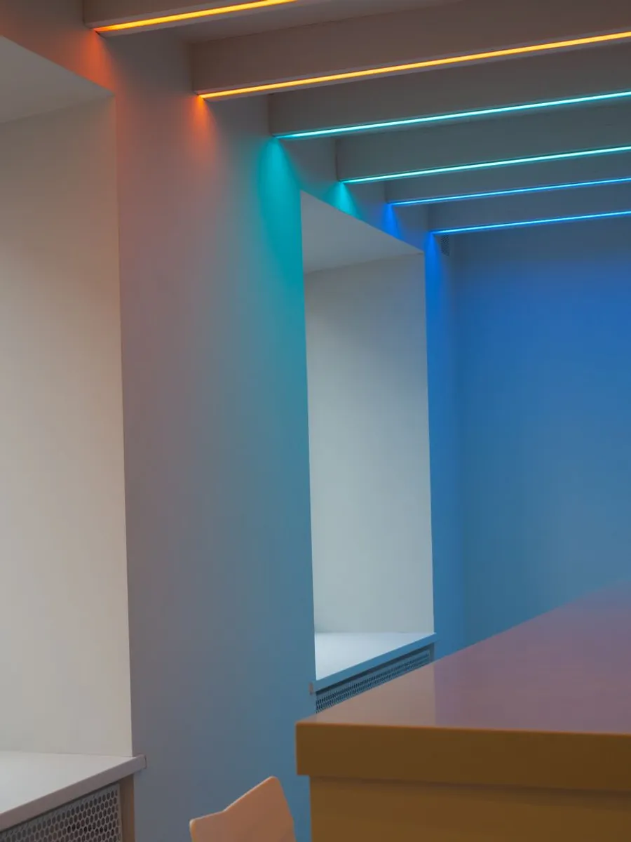 RGB-подсветка потолка: переливы цвета по световым линиям от тёплого к синему